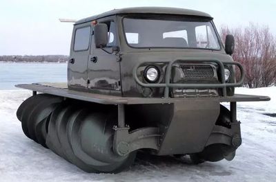 泥地打樁機(jī) 無(wú)輪越野車的機(jī)械美學(xué)與實(shí)用狂想